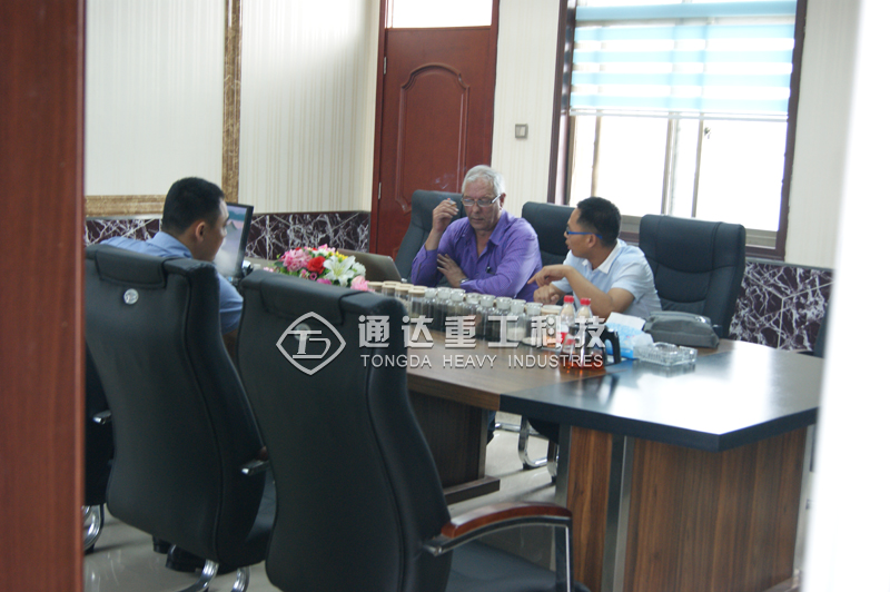 澳洲客戶來(lái)通達(dá)重工參觀設(shè)備.jpg