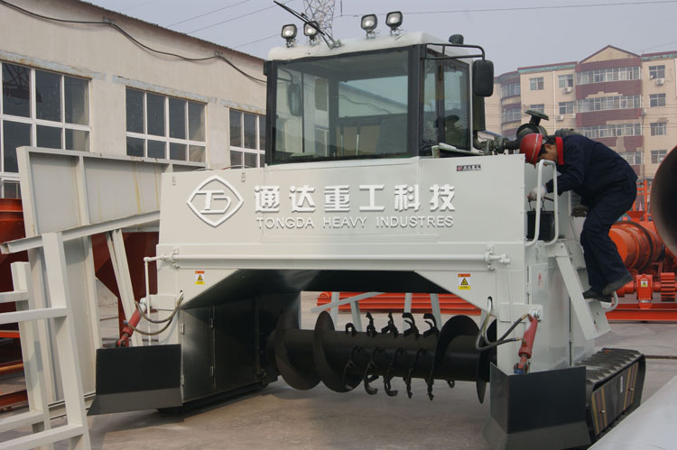 有機肥翻堆機工作中的注意事項